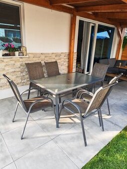 Terasove sedenie s otvorom na slnecnik