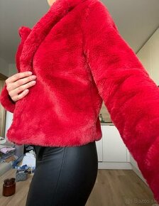 Červený kabát z umelej kožušiny