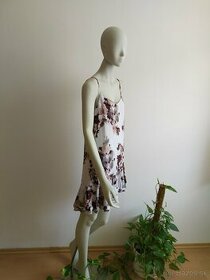Krátke letné šaty s volánom