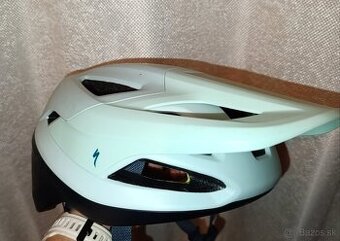 Prilba specialized