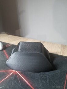 Štýlový stojan na ovládač od xboxu