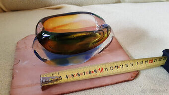 Predám sklenený popolník.