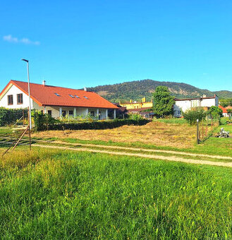🌞 Slnečný rovinatý pozemok na výstavbu rodinného domu – Fint