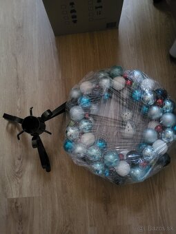 Kovový stojan na stromček + vianočný veniec