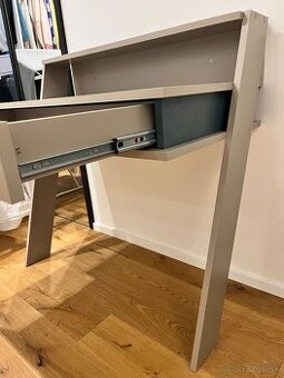 Moderný písací stôl s výsuvným šuflíkom