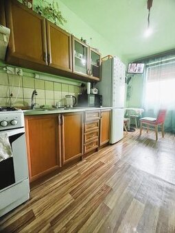 Slnečný 3 izbový byt s loggiou, sídlisko Rybníky 5, Levice