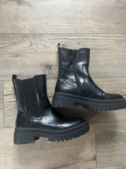 Damske polcizmicky ciernej farby vel. 40