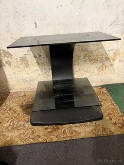 Sklenený stôl