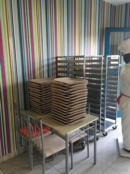 Nerezový regál na odkladanie tácok gastro