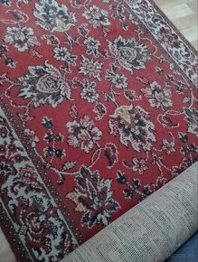 Dlhý  červený koberec