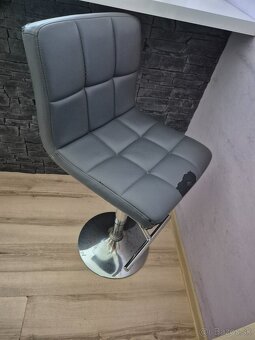 Predám použivanú práčku, mikrovlnku , stoličky barové