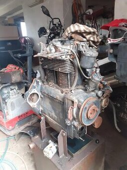 Motor Slávia rozebraný