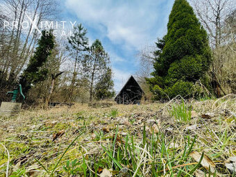 NA PREDAJ: Rozľahlá záhrada s drevenou chatou v nádhernom pr
