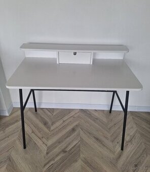 Kancelársky stôl Pascal so zásuvkou v bielej farbe s čiernym