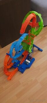 Hot Wheels – Dráha so štyrmi slučkami