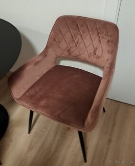 Predam stôl a stoličky