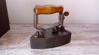 Predám peknú starú liatinovú žehličku