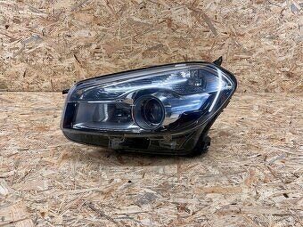 Pravé a ľavé predné svetlá na Nissan Qashqai