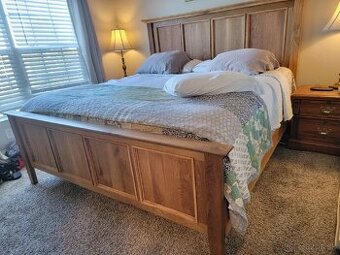 Dubová masívna posteľ