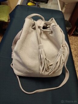 Dámsky kožený vak-kabelka.