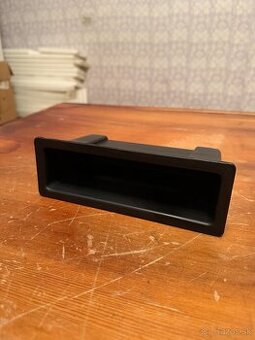 Predám čiernu plastovú odkladaciu priehradku do interiéru