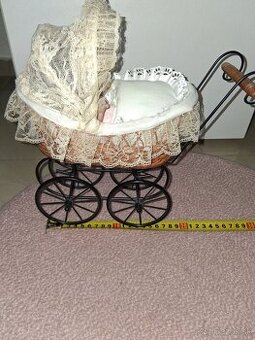 Malý prútený kočiarik (retro) s bábikou-nehraný