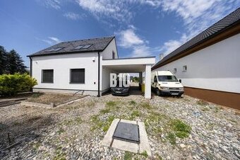 Na predaj: priestranný rodinný dom s veľkým pozemkom v obci