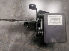 ABS kocka 6R0614517 + držiak 6R0614235 VW AG