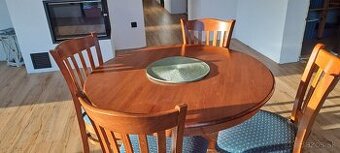 Jedálenský stôl a stoličky.