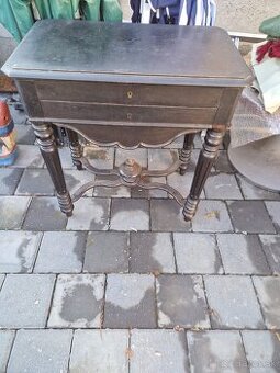 Predám starožitný šijací stolík v historiznom štýle
