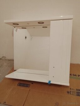 Skrinka so zrkadlom a svetlom