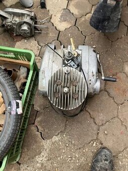Predám motor Jawa cz aj s dielmi