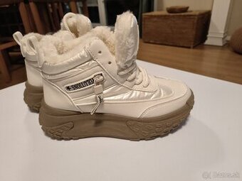 Predam uplne nove kotnikove cizmy