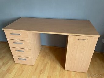 Masívny písací stôl