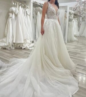 Svadobné šaty s lístočkami