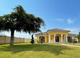 Dva samostatné rodinné domy tvoriace jeden celok – Rajka