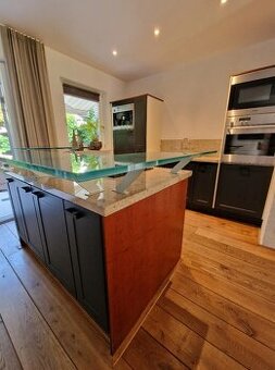 Kuchyně v moderně-venkovském stylu s ostrůvkem