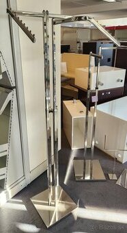 Nerezový stojan na oblečenie – stabilný a elegantný