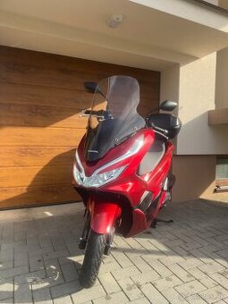 Honda PCX 125 (2019) – 7 600 km, TOP stav, kufor + štít