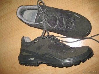 Sportova, turisticka obuv.