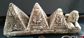 Pyramídy- dekoračný predmet dovezený z Egypta - 1