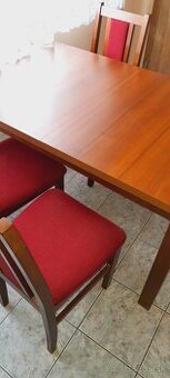 Kuchynský stôl a 4 stoličky