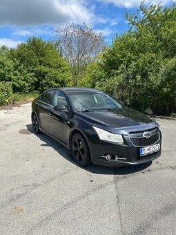 Chevrolet Cruze 1.8i 16V – 103 kW, čierna metalíza