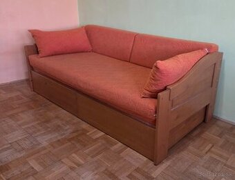 Rozkladací gauč z masívu