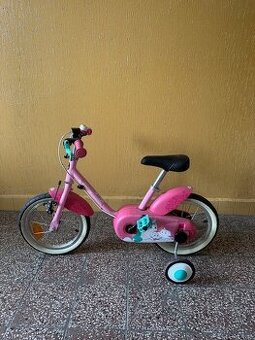 Ružový bicykel Btwin s pomocnými kolieskami