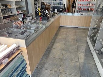 Presklené regály, vitríny