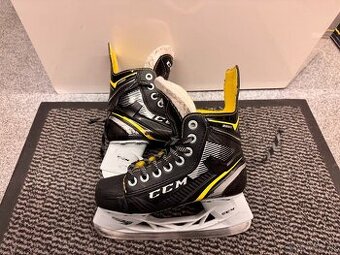 BRUSLE CCM TACKS 9360  vel. 33,5/1 D  Velmi dobrý stav