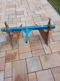 Dvojriadkovač Agzat, tera vari