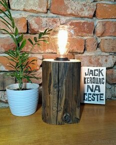 Ručne vyrobená drevená lampa