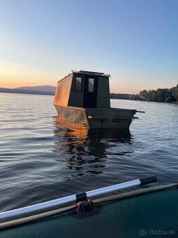 Kajutová loď . Mini hausboat